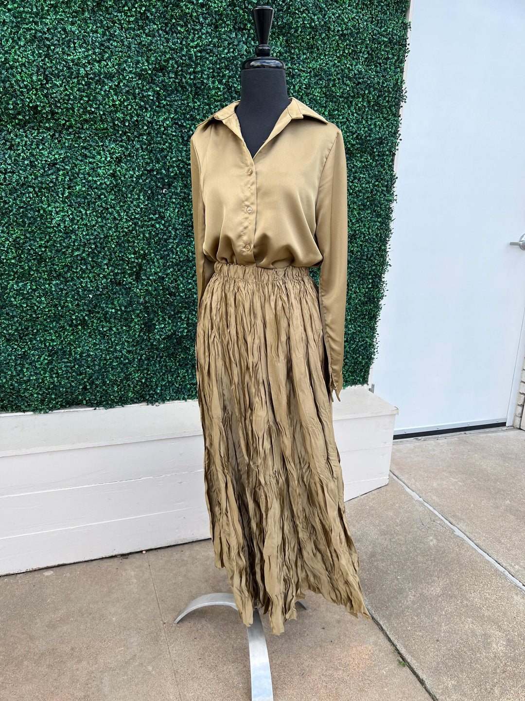 Gold Crinkle Maxi Skirt bronze elastic waist holiday outfit made in italy womens boutique matching top metallic fabric