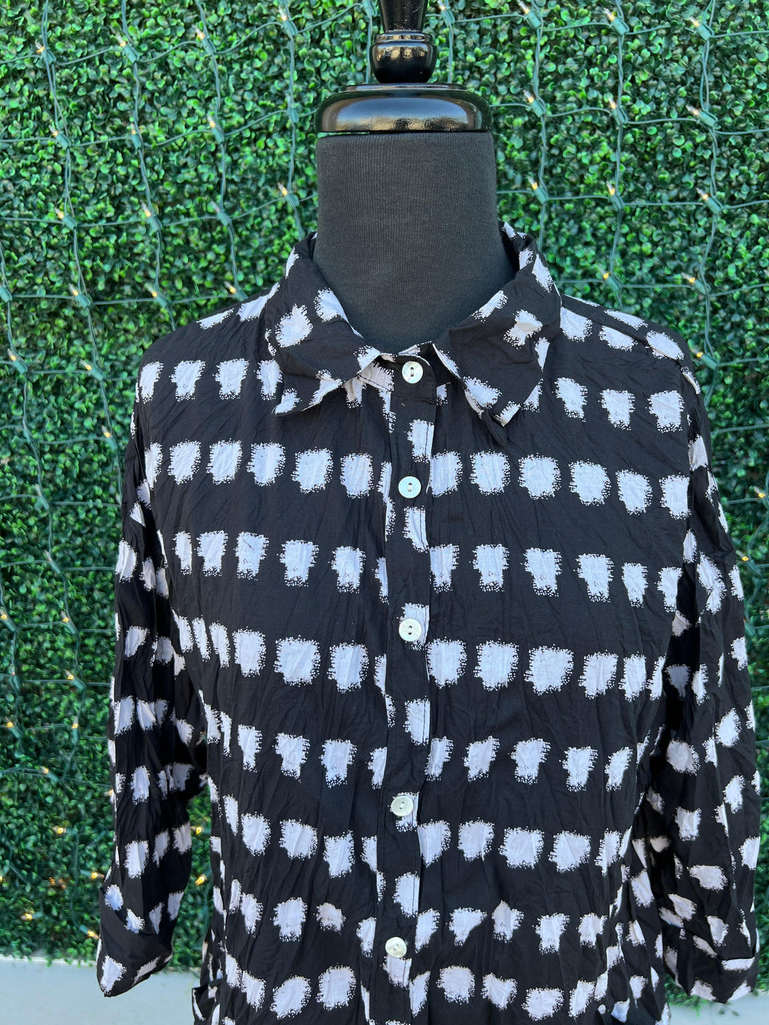 tres chic womens boutique online with cotton dresses black and white button up. roll tab sleeves dressaddict brand
