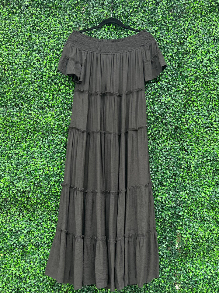 dainty white and black dress- tres chic