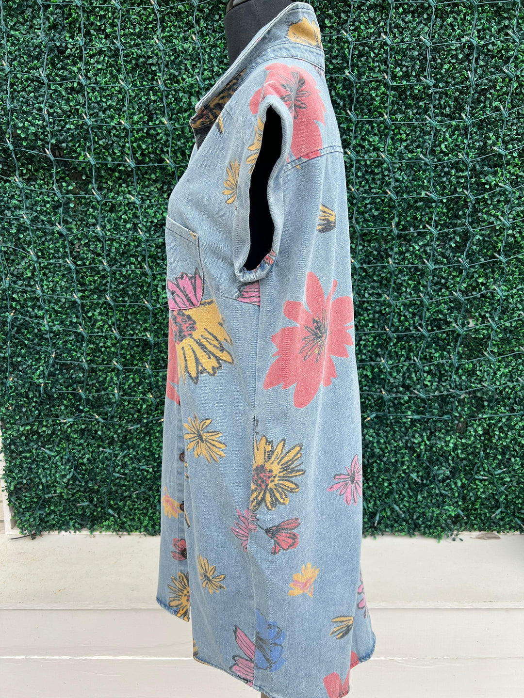 Floral denim she and sky brand button up cap sleeve shirt dress with front pockets boutique