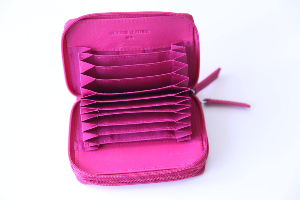 tons of credit card slots for all of your credit cards