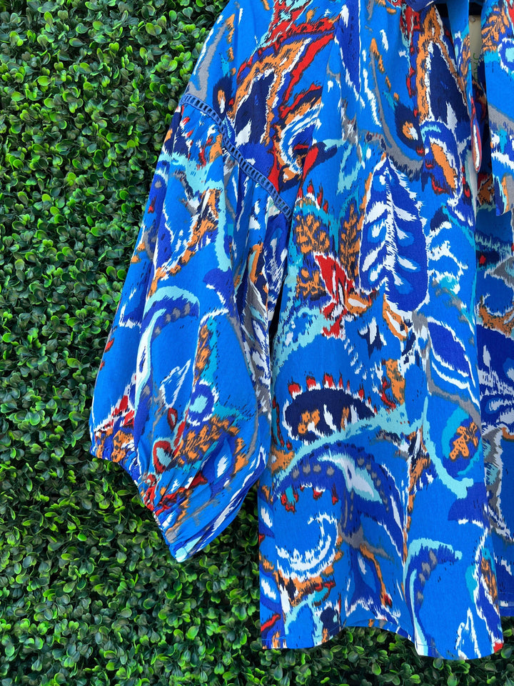 sleeve detail on painted pattern top from dress bouotique Tres Chic in Houston