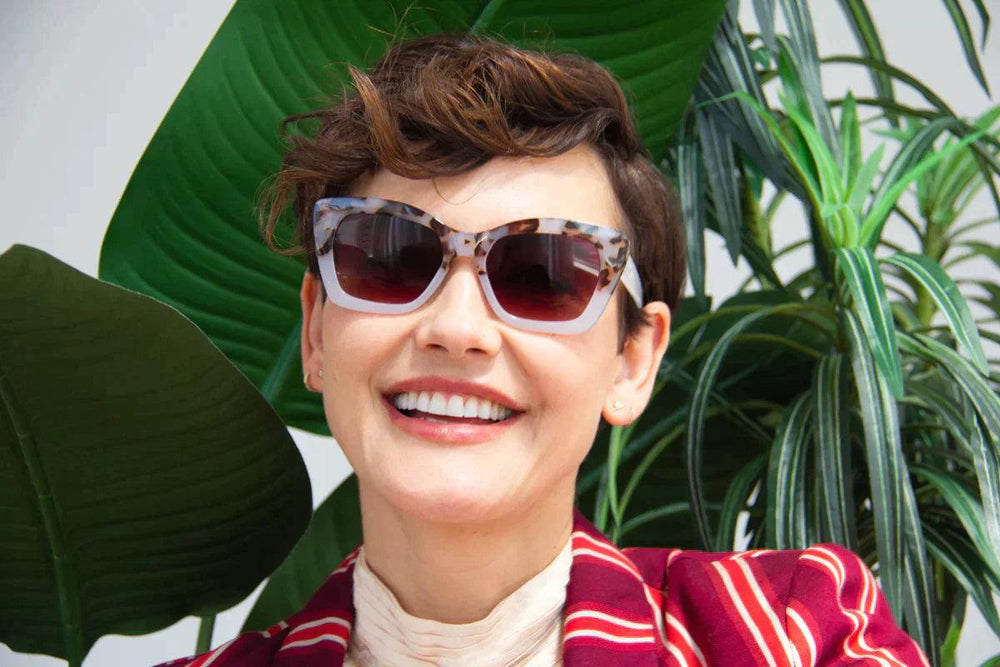 online glasses store with dimensions and try on person