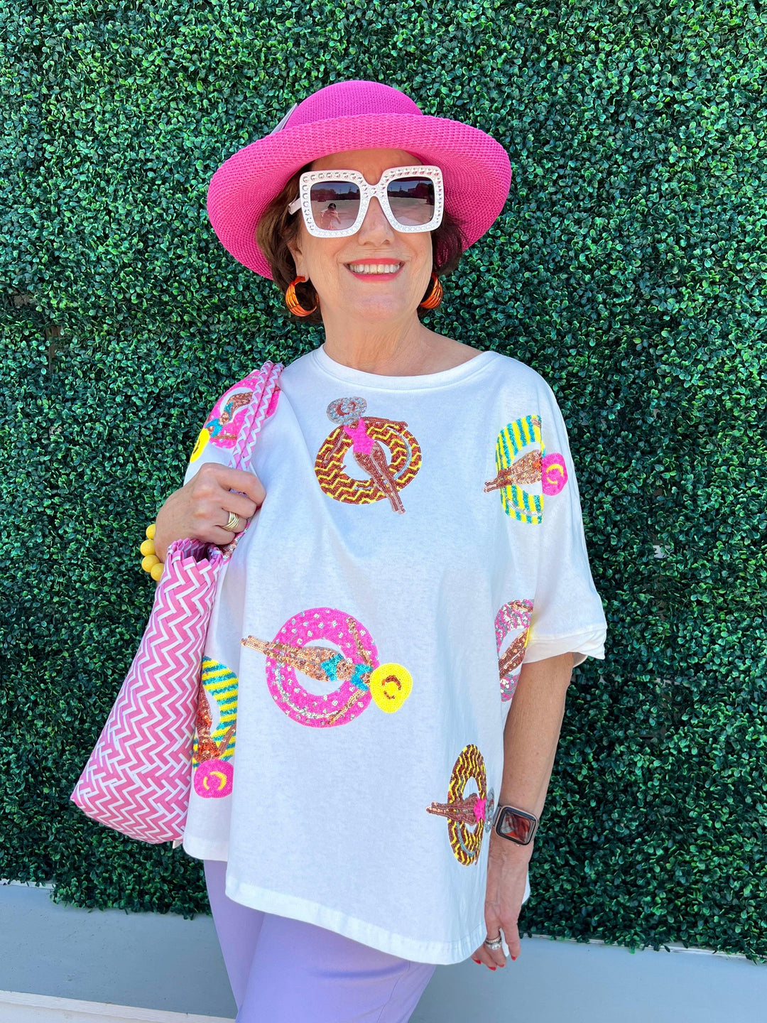 sparkling sequin pool tube embroidery, short sleeves, and a round neck, this oversized cotton tee